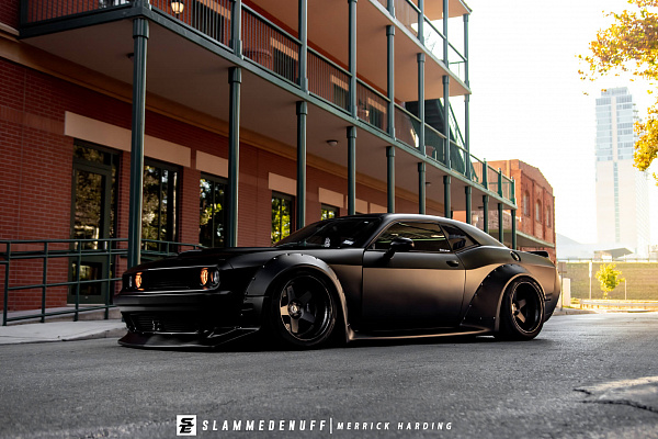 Фото дисков HRE C105 Черный сатин на Dodge Challenger III