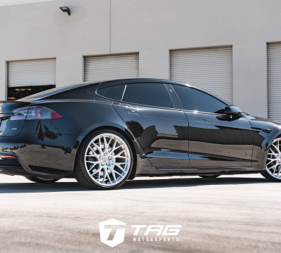 Фото дисков HRE 520M на Tesla Model S