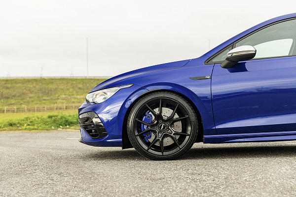 Фото дисков Rotiform KPR Черный сатин на Volkswagen Golf VIII