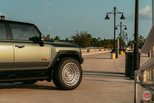 Фото дисков Vossen LCX-04 Глянцевый лак на GMC Hummer EV