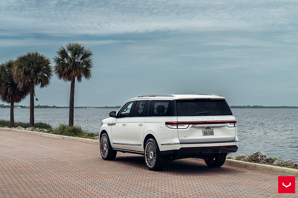 Фото дисков Vossen HF-8 Глянцевый лак на Lincoln Navigator IV