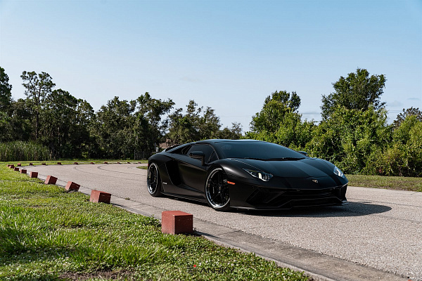 Фото дисков Anrky AN37 Черный глянец на Lamborghini Aventador