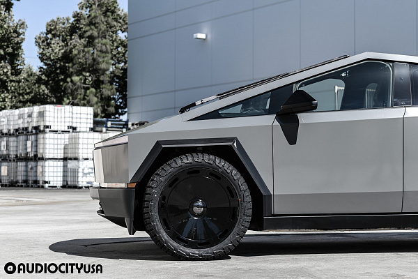 Фото дисков Giovanna Amur Черный глянец на Tesla Cybertruck