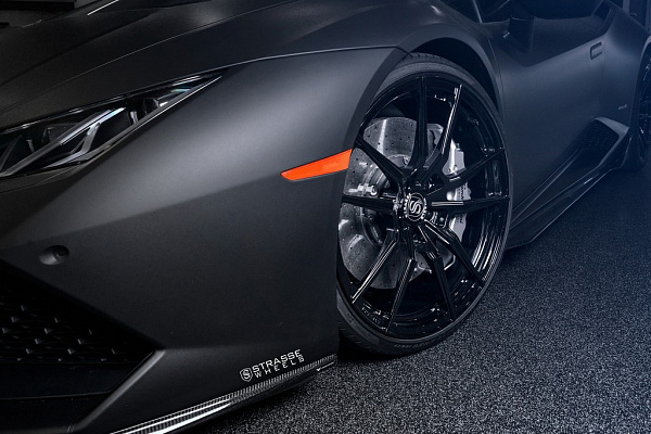 Фото дисков Strasse Wheels SV1 Deep Concave Monoblock Черный глянец на Lamborghini Huracan