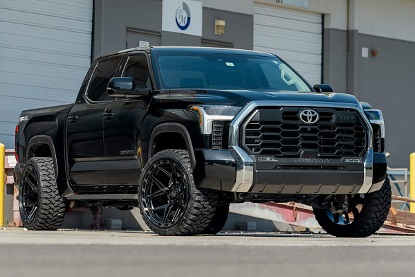 Фото дисков 4PLAY 4P55 Черный глянец на Toyota Tundra III