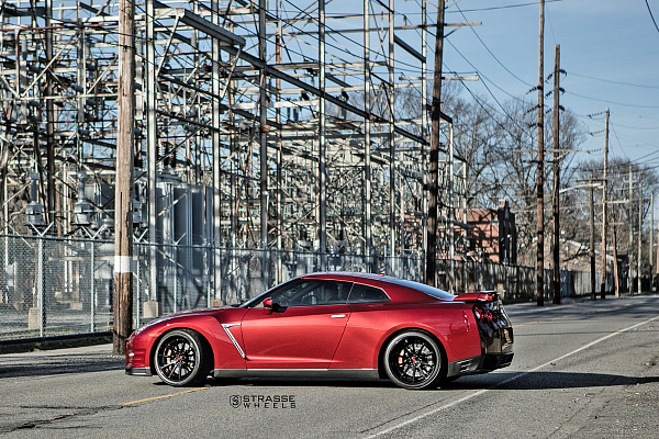 Фото дисков Strasse Wheels R10 Deep Concave FS Черный глянец на Nissan GT-R