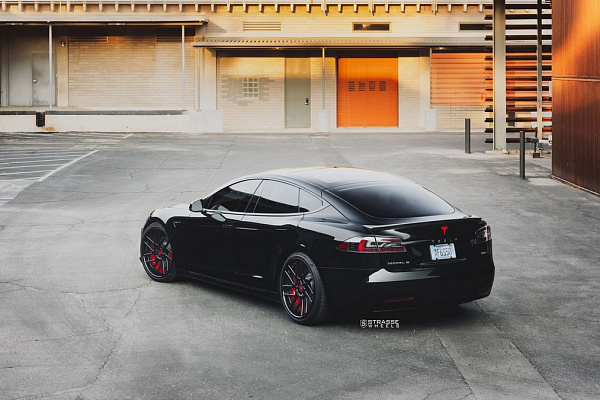 Фото дисков Strasse Wheels SM7T Deep Concave Черный глянец на Tesla Model S