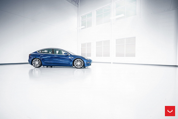 Фото дисков Vossen VFS-1 Серебро на Tesla Model 3