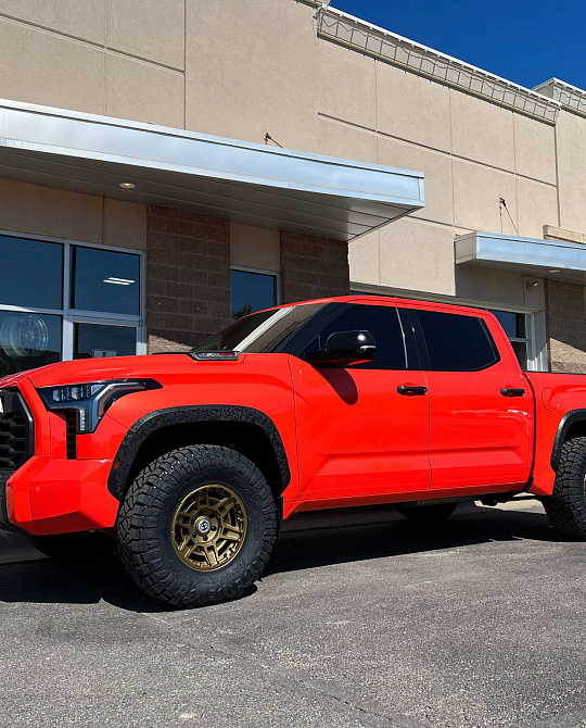 Фото дисков FT1 Сатиновое темное золото на Toyota Tundra III