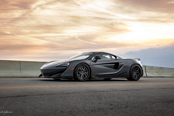 Фото дисков Brixton Forged PF9 Сатиновый графит на McLaren 600