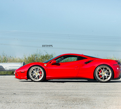 Фото дисков Strasse Wheels SM5RT Deep Concave FS на Ferrari 488