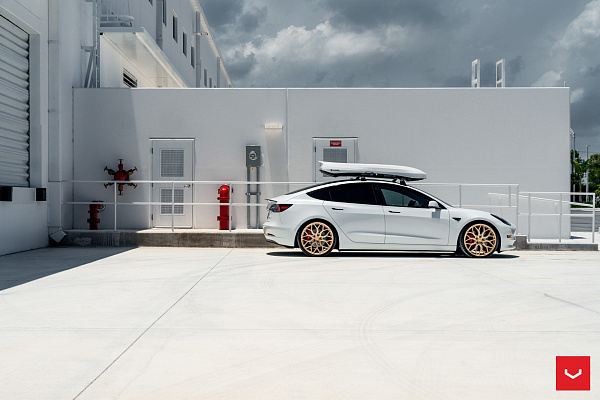 Фото дисков Vossen HF-2 Сатиновое золото на Tesla Model 3