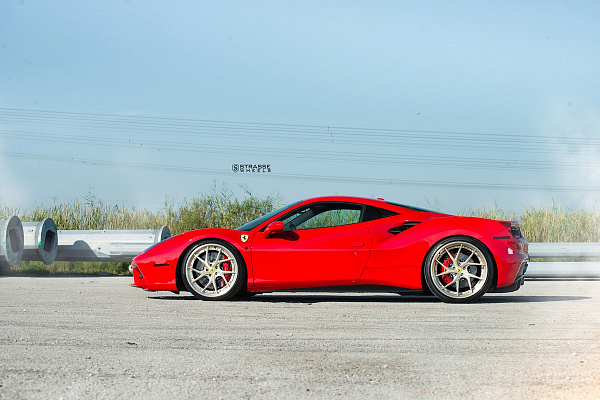 Фото дисков Strasse Wheels SM5RT Deep Concave FS Сатиновая шампань на Ferrari 488