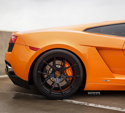 Фото дисков Strasse Wheels SM5R Deep Concave Monoblock на Lamborghini Gallardo