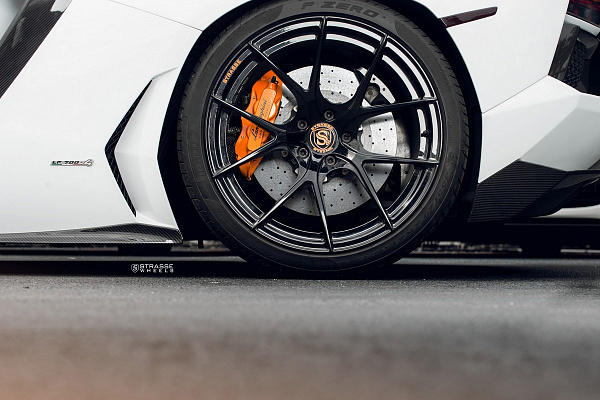 Фото дисков Strasse Wheels SM5R Deep Concave Monoblock Черный глянец на Lamborghini Aventador