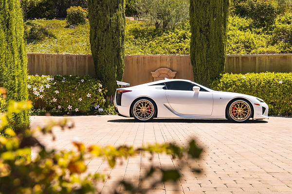 Фото дисков Anrky AN30 Сатиновое золото на Lexus LFA