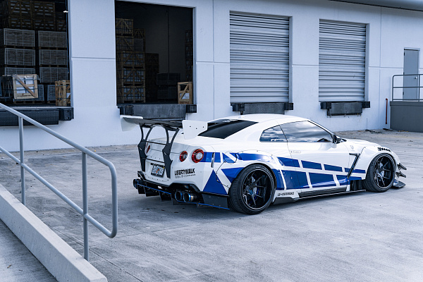 Фото дисков Strasse Wheels SM5R Deep Concave FS Черный глянец на Nissan GT-R