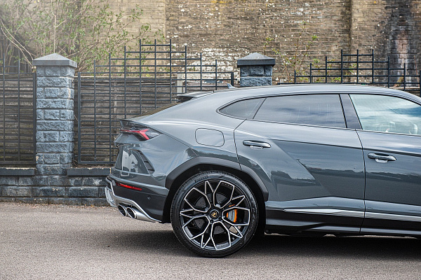 Фото дисков Kahn Type 53 Алмазная проточка на Lamborghini Urus