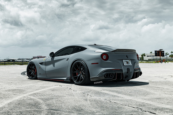 Фото дисков Strasse Wheels SM5RT Deep Concave Monoblock Черный глянец на Ferrari 812