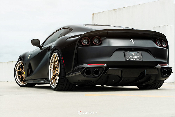 Фото дисков Anrky S3-X4 Глянцевое темное золото на Ferrari 812