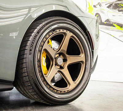 Фото дисков Brixton Forged TR05 на Ferrari 296