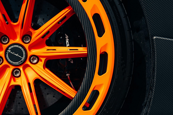 Фото дисков Brixton Forged FDE11 Aerotech Черный сатин на McLaren 600
