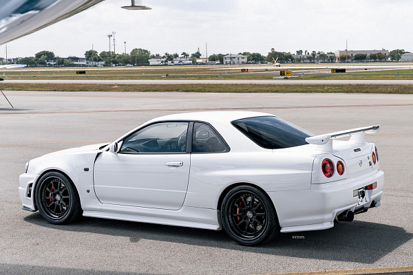 Фото дисков Strasse Wheels R10 Competition Черный глянец на Nissan GT-R