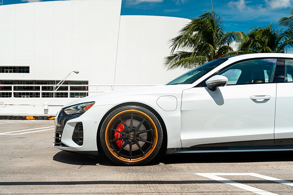 Фото дисков Strasse Wheels SV10 Deep Concave FS Черный глянец на Audi E-tron GT