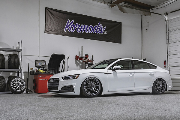 Фото дисков Rotiform OZR Сатиновый графит на Audi A/S/RS 5 (F5)