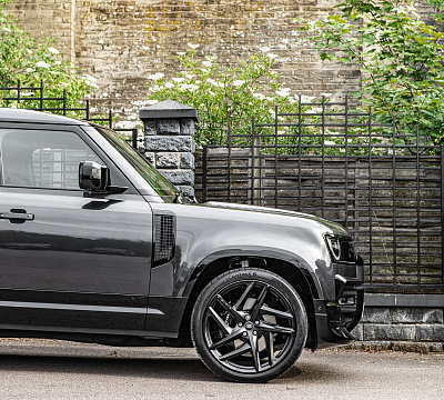 Фото дисков Kahn Type 52 RS на Land Rover Defender II