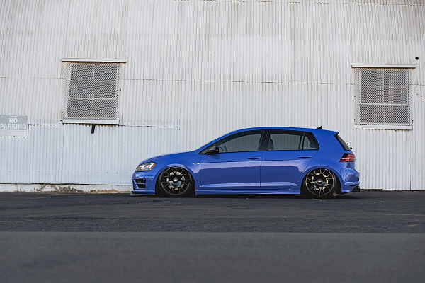 Фото дисков Rotiform TUF-R Черный глянец на Volkswagen Golf VII
