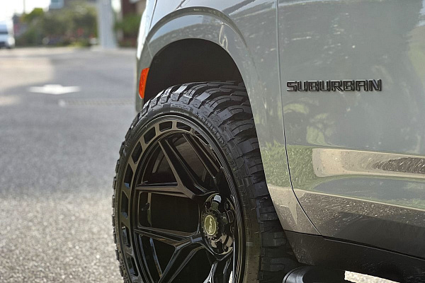 Фото дисков 4PLAY 4P55 Черный глянец на Chevrolet Suburban XII