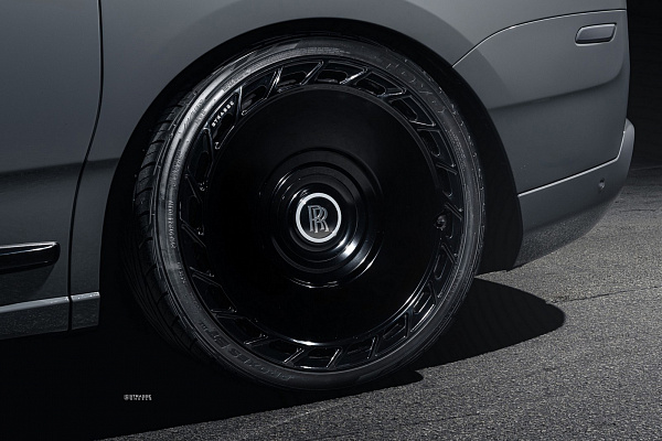 Фото дисков Strasse Wheels SV101 Deep Concave Duoblock RR Черный глянец на Rolls-Royce Cullinan