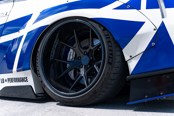 Фото дисков Strasse Wheels SM5R Deep Concave FS Черный глянец на Nissan GT-R