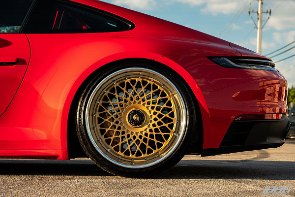 Фото дисков 1886 Wheels S009 Сатиновое золото на Porsche 911 VIII