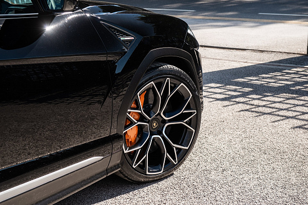 Фото дисков Kahn Type 53 Алмазная проточка на Lamborghini Urus