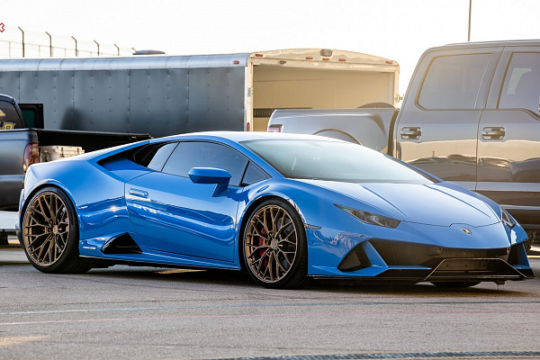 Фото дисков Anrky AN10 Сатиновое золото на Lamborghini Huracan