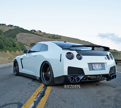 Фото дисков Strasse Wheels R10 Performance на Nissan GT-R