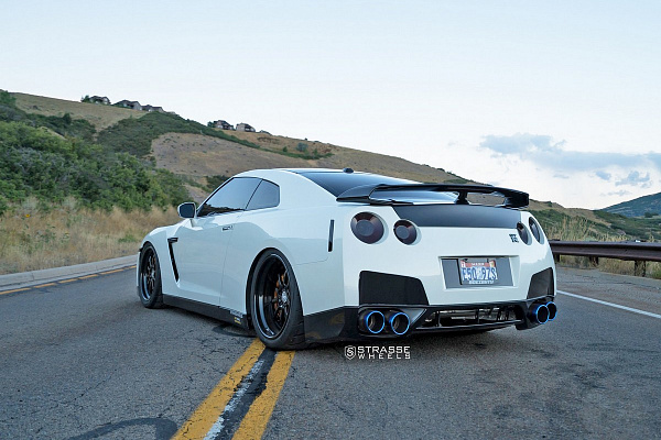 Фото дисков Strasse Wheels R10 Performance Черный глянец на Nissan GT-R