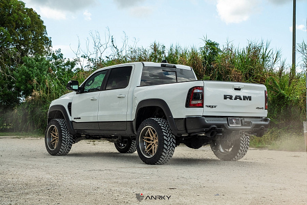 Фото дисков Anrky AN36 Сатиновое золото на Ram 1500 V