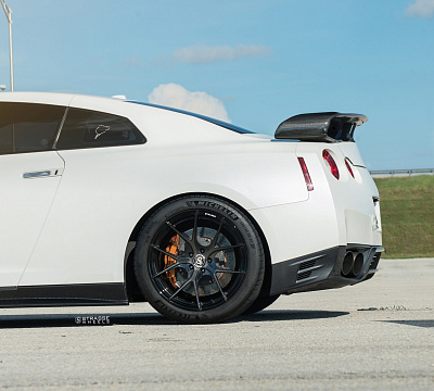 Фото дисков Strasse Wheels SM5R Deep Concave Monoblock на Nissan GT-R