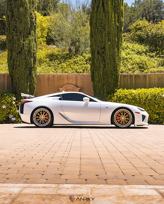 Фото дисков AN30 Сатиновое золото на Lexus LFA