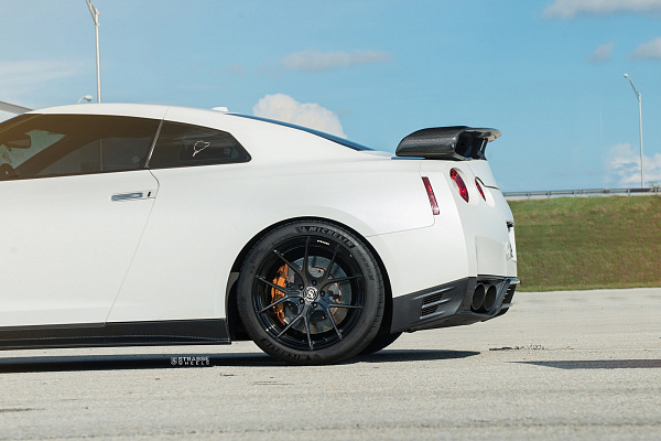 Фото дисков Strasse Wheels SM5R Deep Concave Monoblock Другой цвет на Nissan GT-R