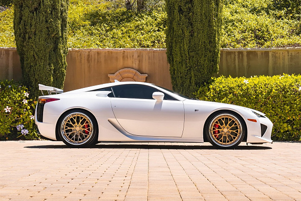 Фото дисков Anrky AN30 Сатиновое золото на Lexus LFA