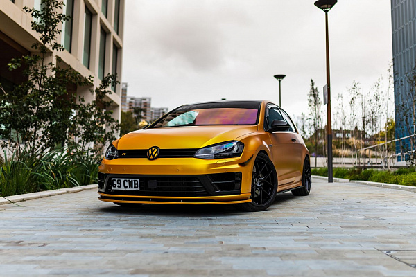 Фото дисков Bola FLE Черный глянец на Volkswagen Golf VII