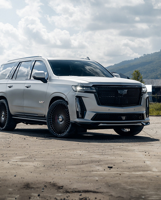 Фото дисков S17-16 Черный глянец на Cadillac Escalade V