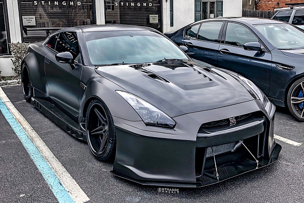 Фото дисков Strasse Wheels SV2 Deep Concave FS Черный сатин на Nissan GT-R