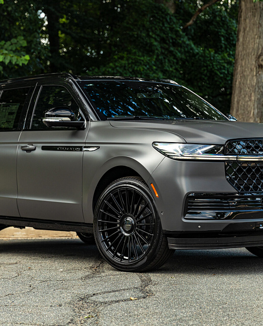 Фото дисков HF-8 Черный глянец на Lincoln Navigator V