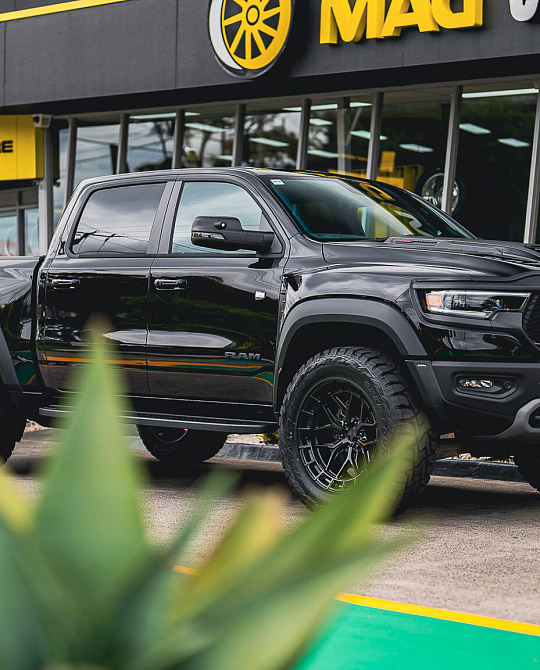 Фото дисков HFX-1 (6-Lug) Черный глянец на Ram 1500 V