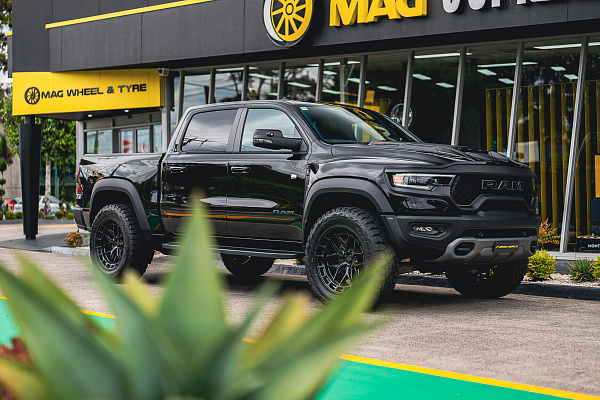 Фото дисков Vossen HFX-1 (6-Lug) Черный глянец на Ram 1500 V
